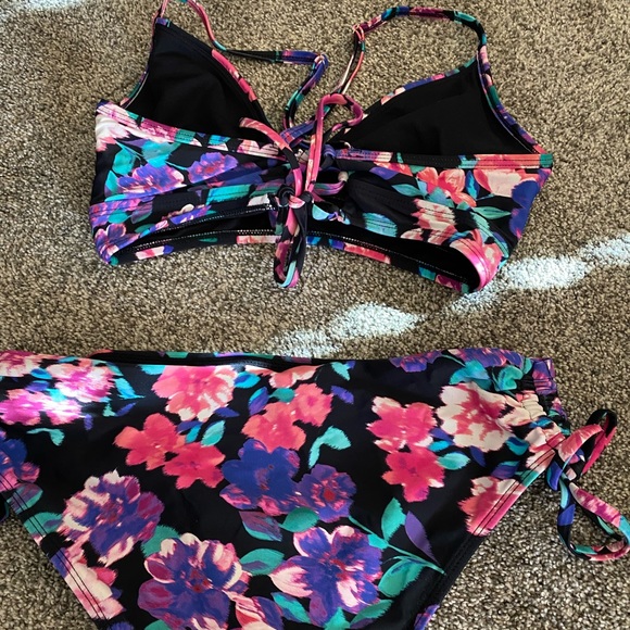 Bikini - Picture 2 of 2